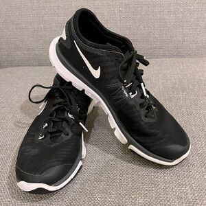 Nike Flex Supreme TR4 in black in women’s size 8.5 US. In very good condition.